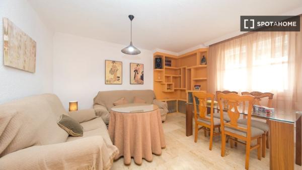 Room for rent in 4-bedrooms apartment in Granada