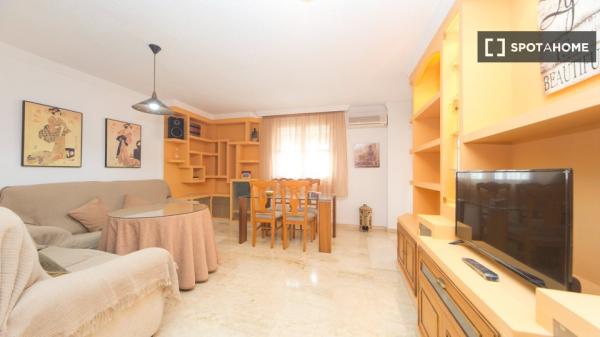 Room for rent in 4-bedrooms apartment in Granada