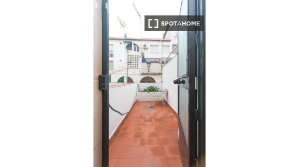 Room for rent in 4-bedrooms apartment in Granada