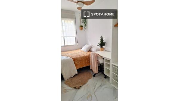 Room in shared apartment in Sevilla