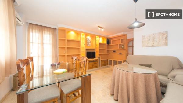 Room for rent in 4-bedrooms apartment in Granada