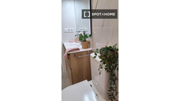 Room in shared apartment in Sevilla