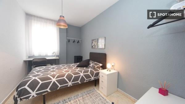 Room for rent in 4-bedrooms apartment in Granada