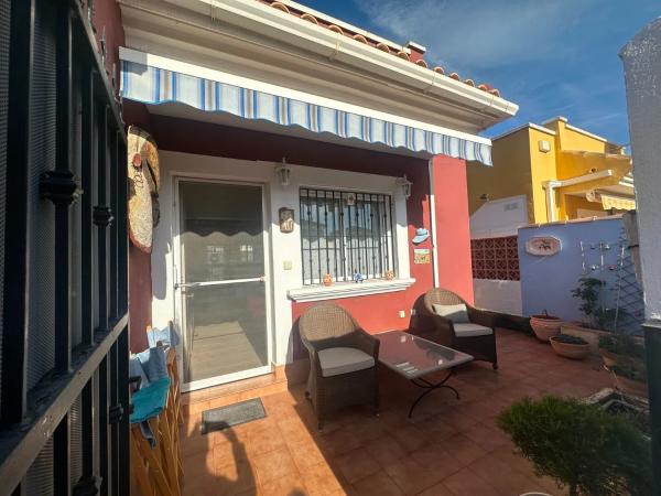 Chalet pareado en calle Peral, 392