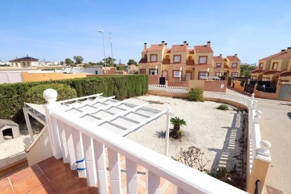 Chalet adosado en calle Castillo del Rio