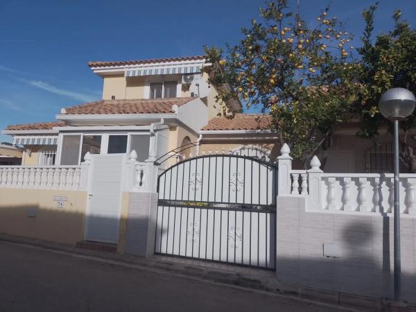 Chalet adosado en calle Moncayo