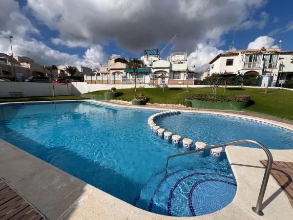 Casa independiente en avenida Laguna Azul