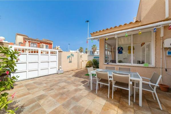 Chalet adosado en Urbanizacion Altos De La Bahia torreviejaa