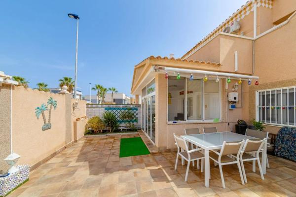 Chalet adosado en Urbanizacion Altos De La Bahia torreviejaa