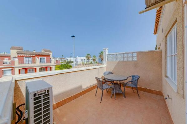 Chalet adosado en Urbanizacion Altos De La Bahia torreviejaa