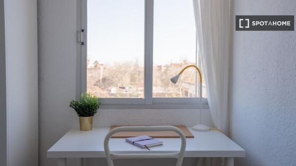 Se alquila habitación en piso de 3 dormitorios en Beteró, Valencia