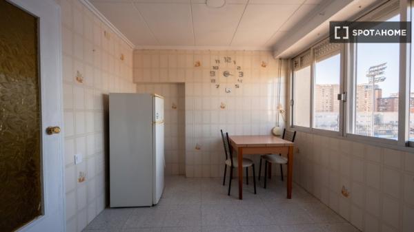 Se alquila habitación en piso de 3 dormitorios en Beteró, Valencia