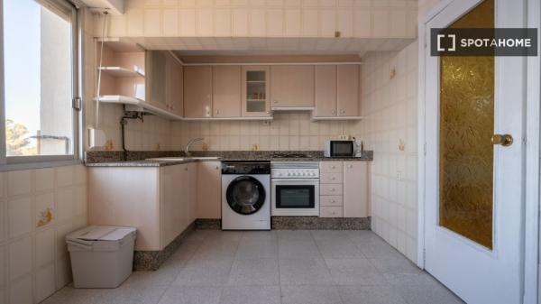 Se alquila habitación en piso de 3 dormitorios en Beteró, Valencia