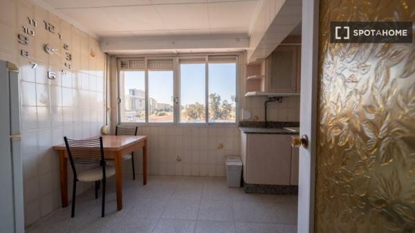 Se alquila habitación en piso de 3 dormitorios en Beteró, Valencia