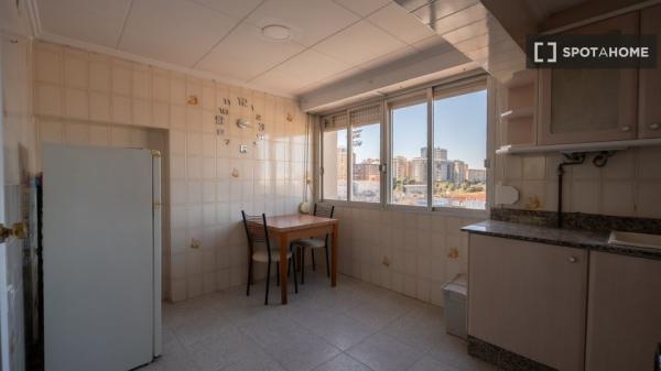 Se alquila habitación en piso de 3 dormitorios en Beteró, Valencia