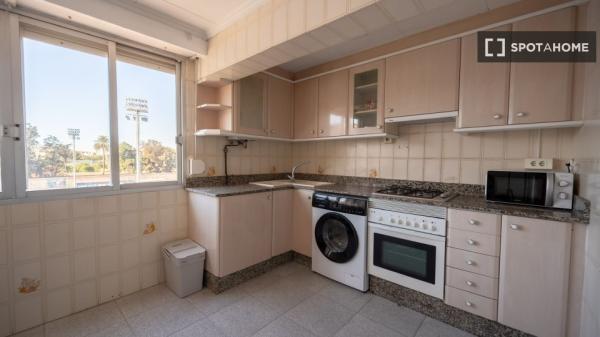 Se alquila habitación en piso de 3 dormitorios en Beteró, Valencia