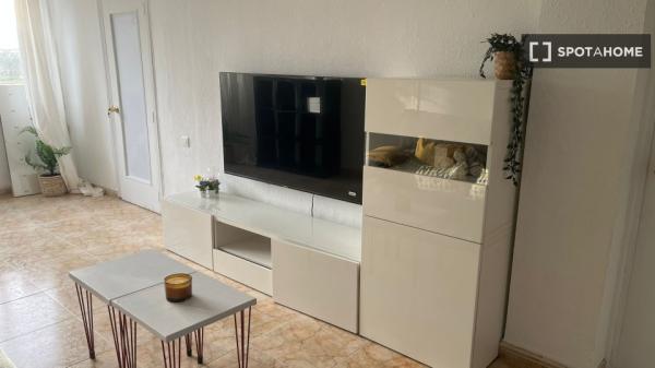 Se alquila habitación en piso de 3 dormitorios en Beteró, Valencia