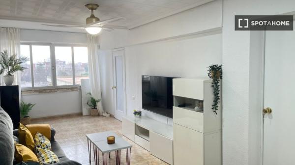 Se alquila habitación en piso de 3 dormitorios en Beteró, Valencia