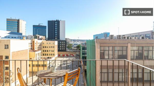 Amplio y luminoso apartamento con terraza exterior a un paso de la estación de Sants