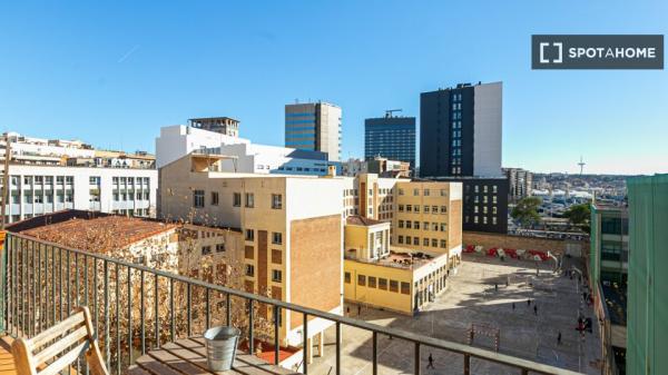 Amplio y luminoso apartamento con terraza exterior a un paso de la estación de Sants