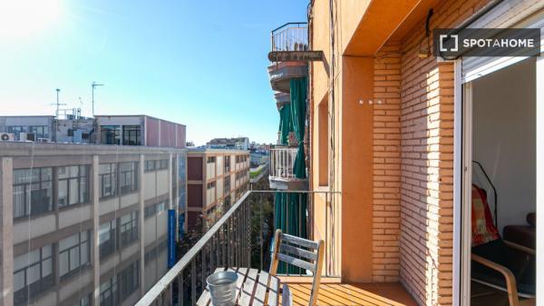 Amplio y luminoso apartamento con terraza exterior a un paso de la estación de Sants