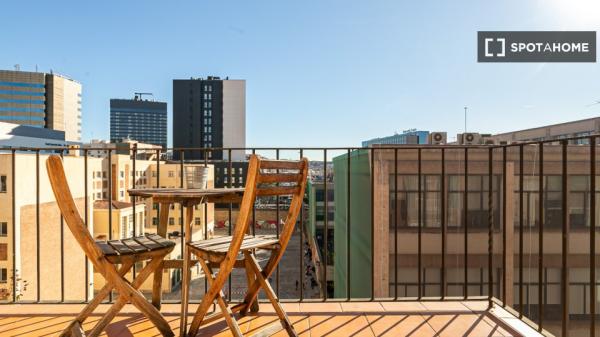 Amplio y luminoso apartamento con terraza exterior a un paso de la estación de Sants