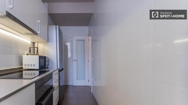 Apartamento de 3 dormitorios en alquiler en Extramurs, Valencia.