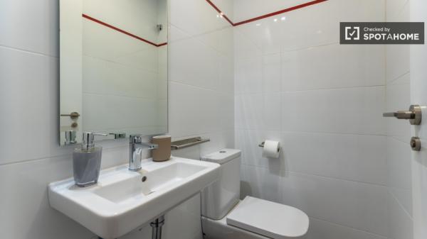 Apartamento de 3 dormitorios en alquiler en Extramurs, Valencia.