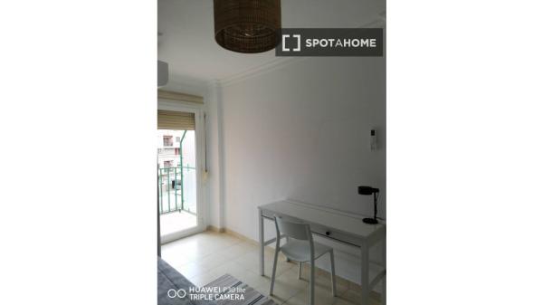 Room for rent in 3-bedroom apartment in Son Dameto, Palma