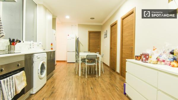 Se alquilan habitaciones en un apartamento de 8 dormitorios en Ciutat Vella