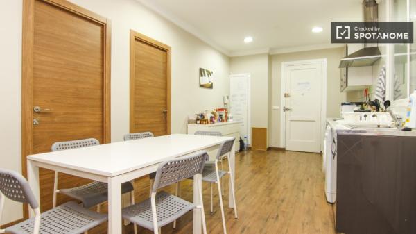 Se alquilan habitaciones en un apartamento de 8 dormitorios en Ciutat Vella