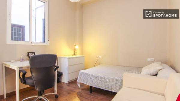 Se alquilan habitaciones en un apartamento de 8 dormitorios en Ciutat Vella