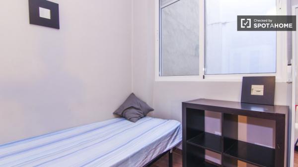 Se alquilan habitaciones en un apartamento de 8 dormitorios en Ciutat Vella