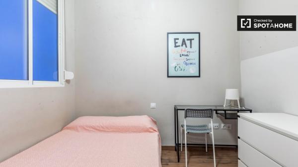 Se alquilan habitaciones en un apartamento de 8 dormitorios en Ciutat Vella