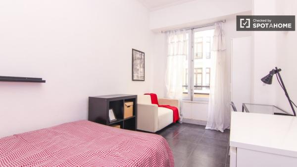 Camera in affitto in appartamento con 6 camere da letto a Eixample