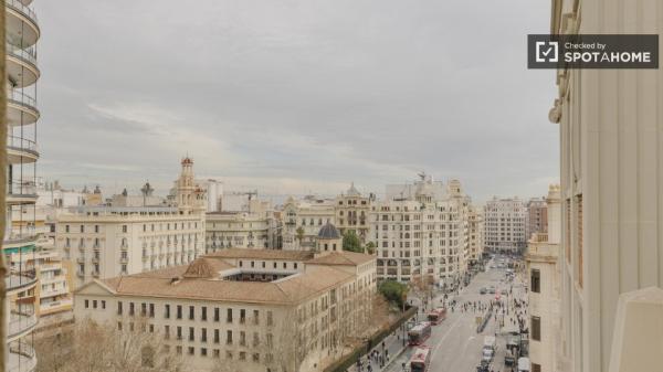 Se alquila habitación en piso de 8 habitaciones en Extramurs, Valencia