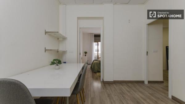 Se alquila habitación en piso de 8 habitaciones en Extramurs, Valencia