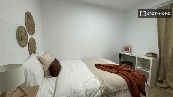 Room in shared apartment in València