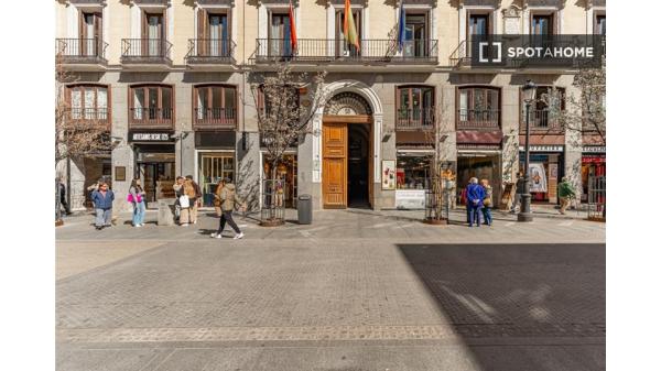 Habitación en piso compartido en madrid.