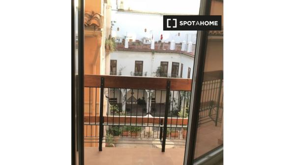 Apartamento de 2 dormitorios en alquiler en Ciutat Vella, Valencia