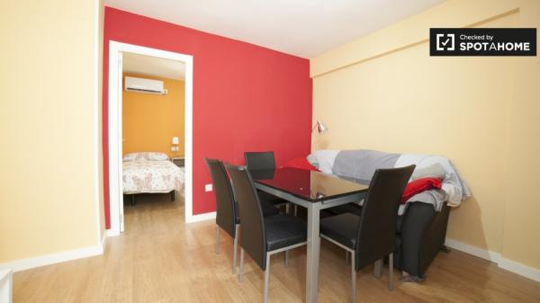 Habitación luminosa en apartamento de 4 dormitorios en Triana, Sevilla