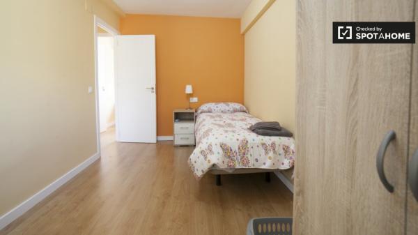 Habitación luminosa en apartamento de 4 dormitorios en Triana, Sevilla