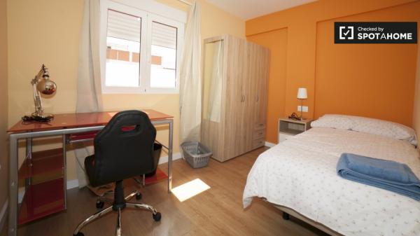 Habitación enorme en un apartamento de 4 dormitorios en Triana, Sevilla