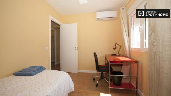 Habitación enorme en un apartamento de 4 dormitorios en Triana, Sevilla