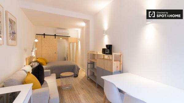 Acogedor estudio sobre jardín con baño en Gracia Co-Living