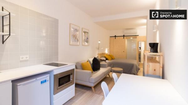 Acogedor estudio sobre jardín con baño en Gracia Co-Living