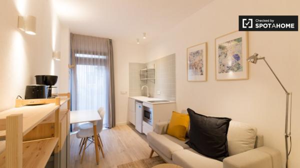 Acogedor estudio sobre jardín con baño en Gracia Co-Living