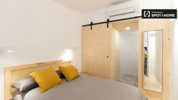 Acogedor estudio sobre jardín con baño en Gracia Co-Living