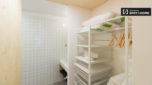 Acogedor estudio sobre jardín con baño en Gracia Co-Living