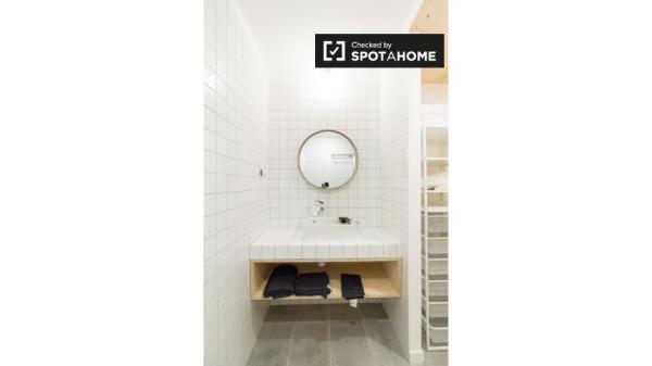 Acogedor estudio sobre jardín con baño en Gracia Co-Living